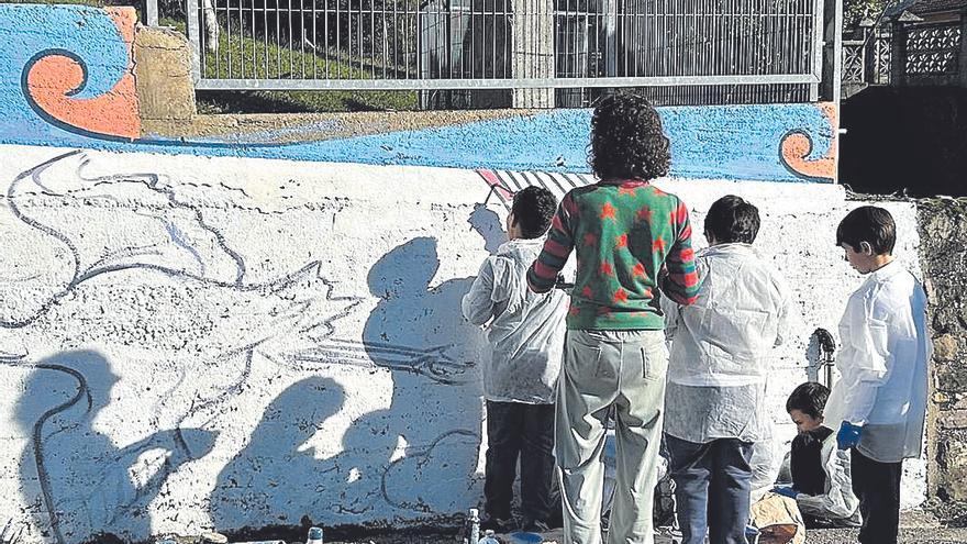 La artista Virginia Postigo da una nueva imagen al colegio de Cornellana