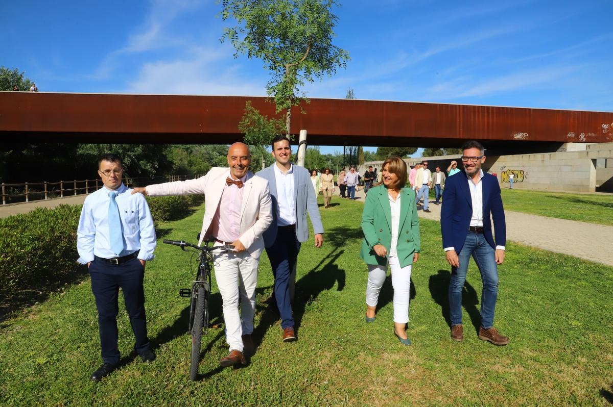 Antonio Hurtado, candidato del PSOE a la Alcaldía, junto a los miembros de su candidatura en Miraflores.