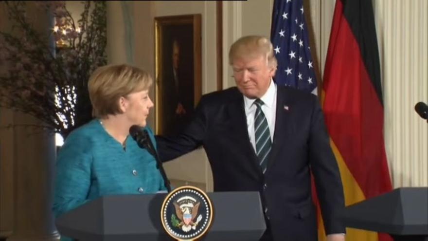 Vídeo / Merkel y Trump sí se dan la mano al final de la rueda de prensa conjunta