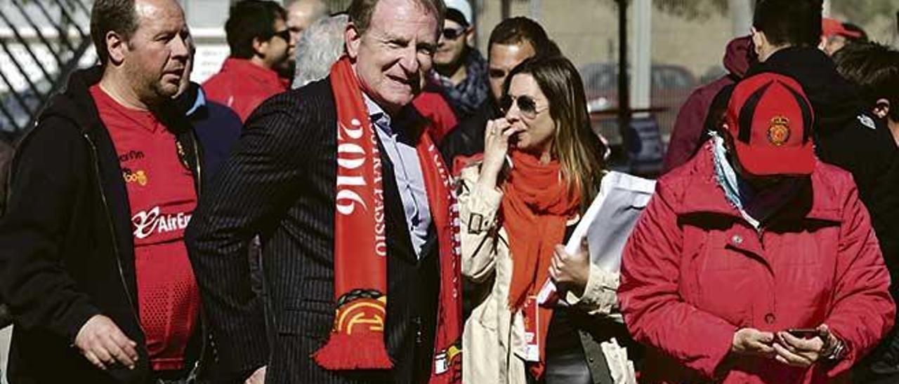 Robert Sarver, con la bufanda del Mallorca, el 5 de marzo de 2016, el día del Centenario del Mallorca.