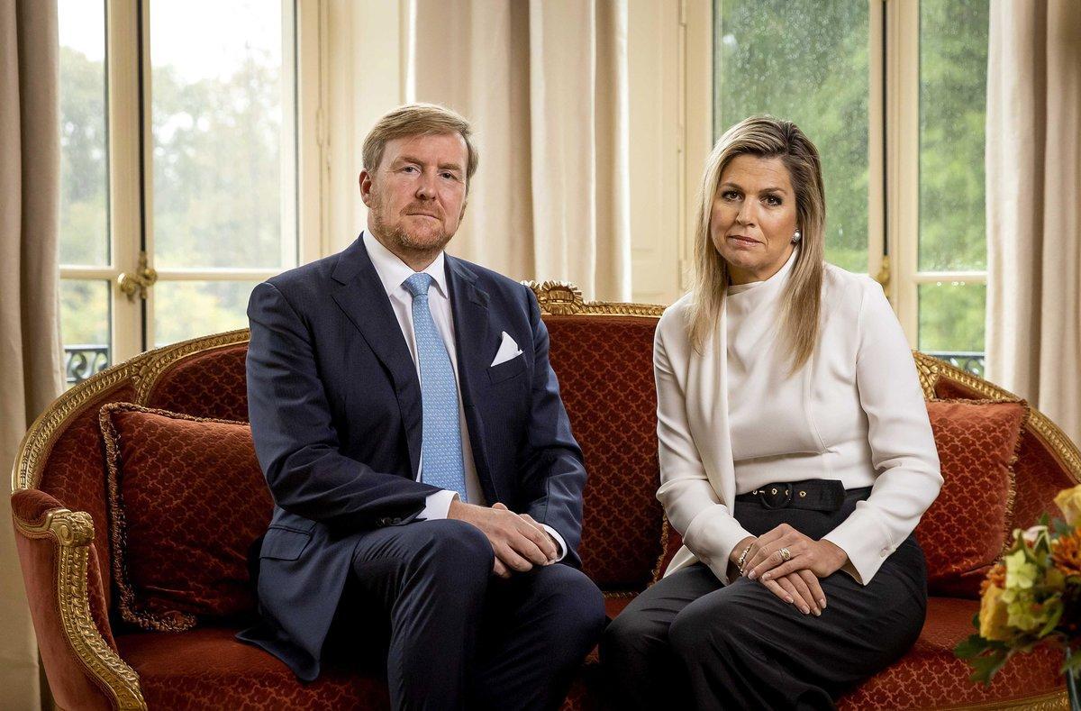 The Hague (Netherlands), 21/10/2020.- Dutch King Willem-Alexander (L) and Queen Maxima look on during the recording of a personal video message in which the king discusses the cancellation of their holiday to Greece, in The Hague, The Netherlands, 21 October 2020. The couple decided a few hours after arrival to end the vacation after the commotion that had arisen over it. It was called unwise by many that the king was going on vacation to Greece, while the population is being called upon to stay at home as much as possible because of the containment of the coronavirus pandemic. (Lanzamiento de disco, Grecia, Países Bajos; Holanda, La Haya) EFE/EPA/Koen van Weel / POOL