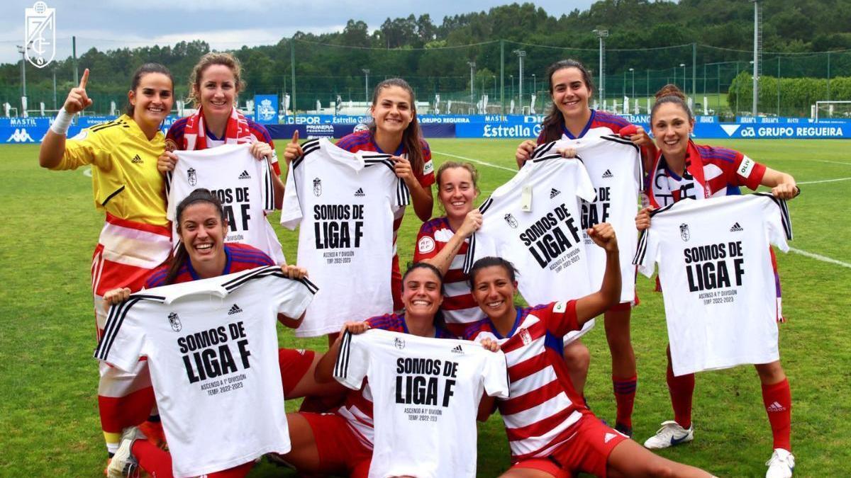 Jugadoras del Granada CF Femenino celebran su ascenso a la Liga F.