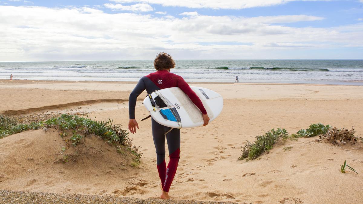 Tarifa es la zona más ventosa de Europa y la cuna española del surf, que la convierten en uno de los sitios más visitados para practicar este tipo de deportes.