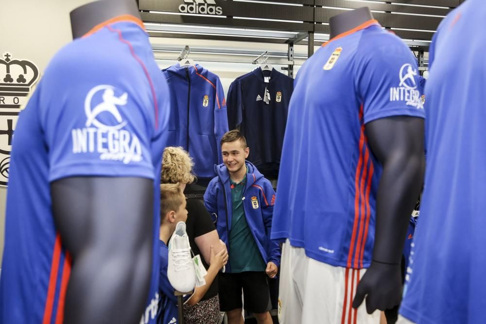 Presentación de la nueva camiseta del Real Oviedo