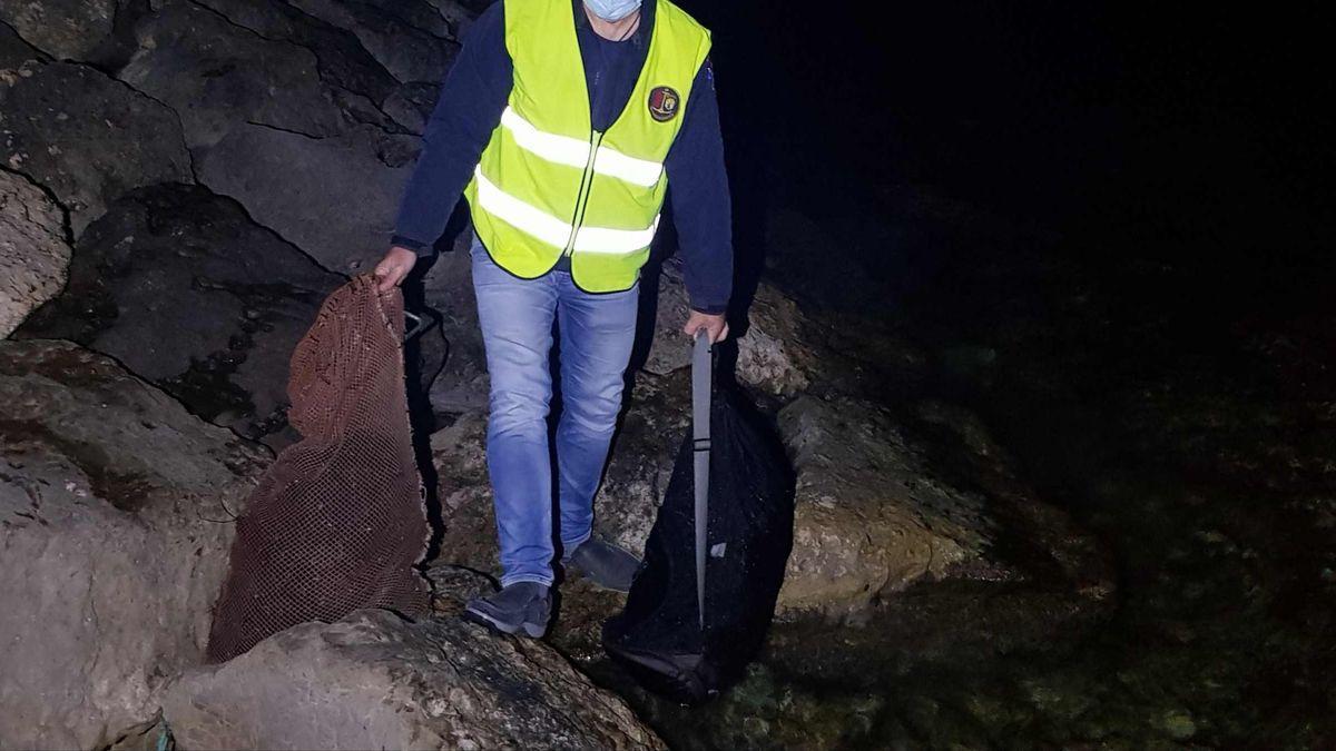 Furtivos en Dénia: los vigilantes rastrean el litoral en busca de capturas ilegales de erizos.
