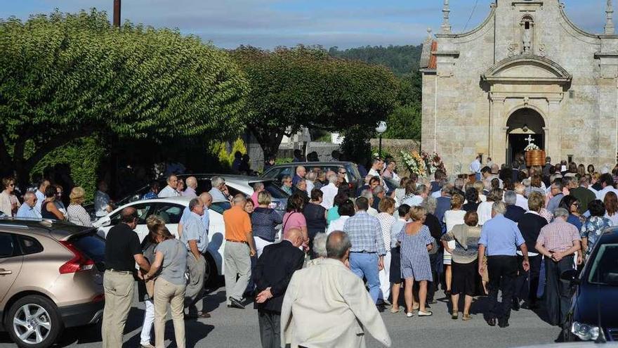 Los vecinos acuden a la iglesia de Santa Baia de Ribadumia, donde tuvo lugar el funeral. // Iñaki Abella