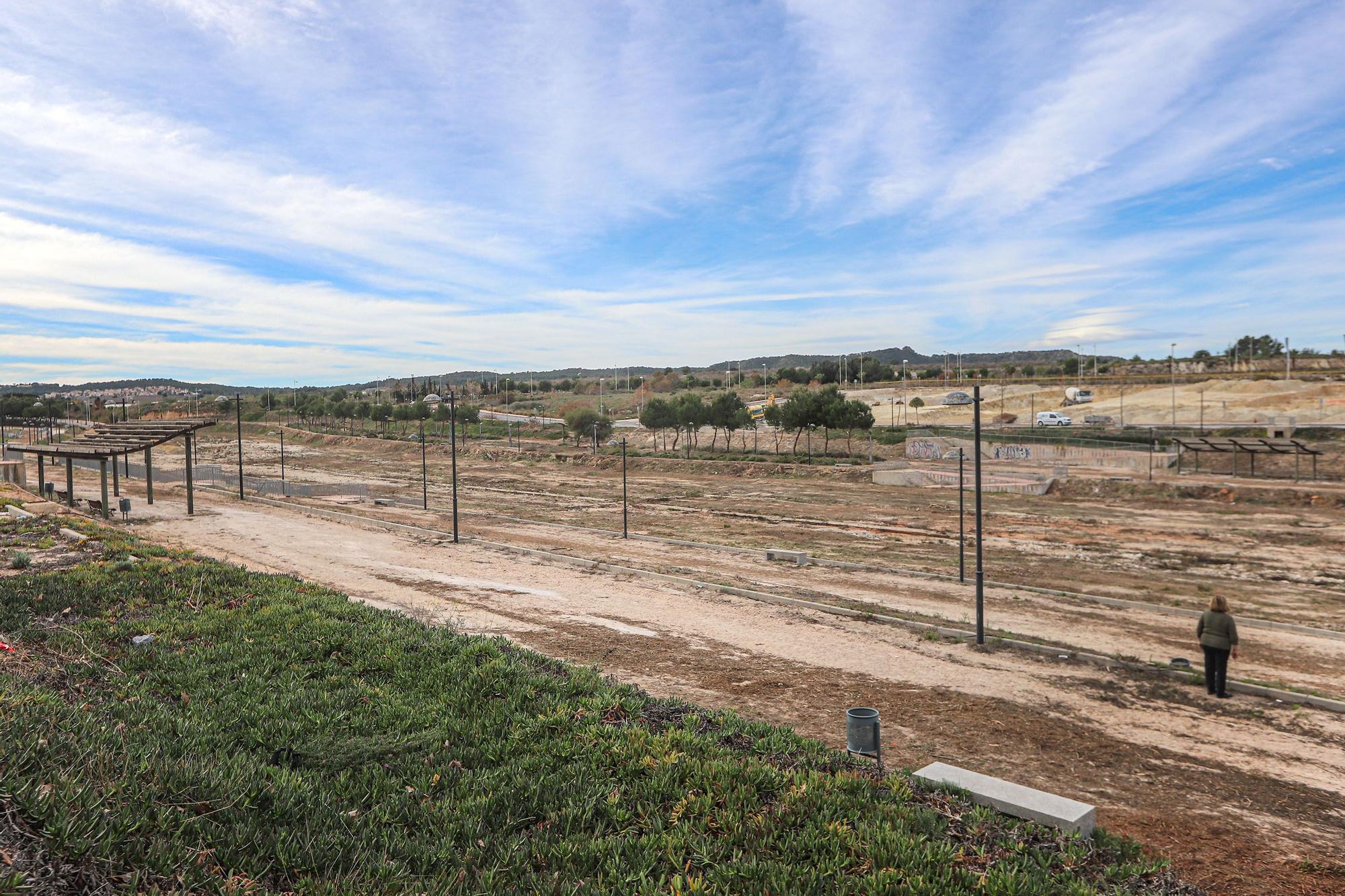 Trabajos de limpieza en la urbanización de Los Invernaderos en San Miguel de Salinas