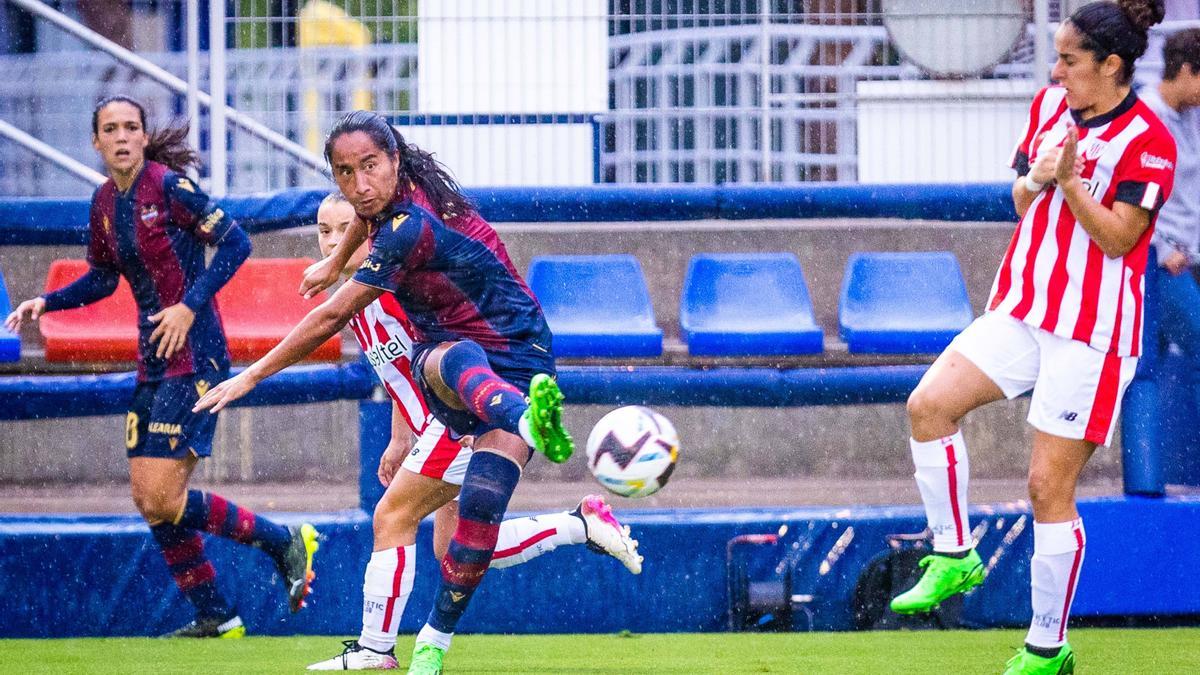 Mayra Ramírez volvió a ver portería