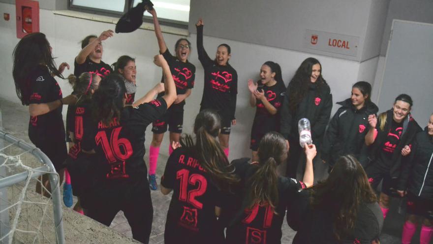 Las jugadoras del Elda Promesas celebran el título y el ascenso.