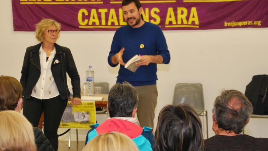 Mirella Cortès i Bernat Picornell en la presentació del llibre de Romeva