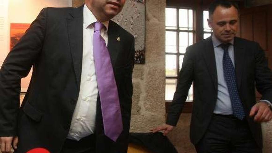 Javier Bas (izq.) y el edil de Urbanismo, Arturo González. // J. De Arcos