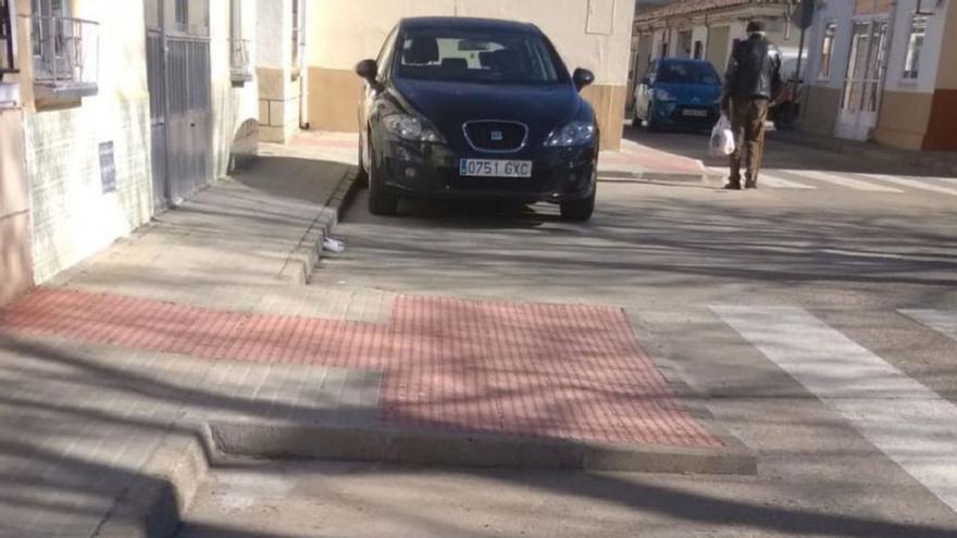 Fotodenuncia | Un desnivel que se lleva por delante a los peatones en Zamora
