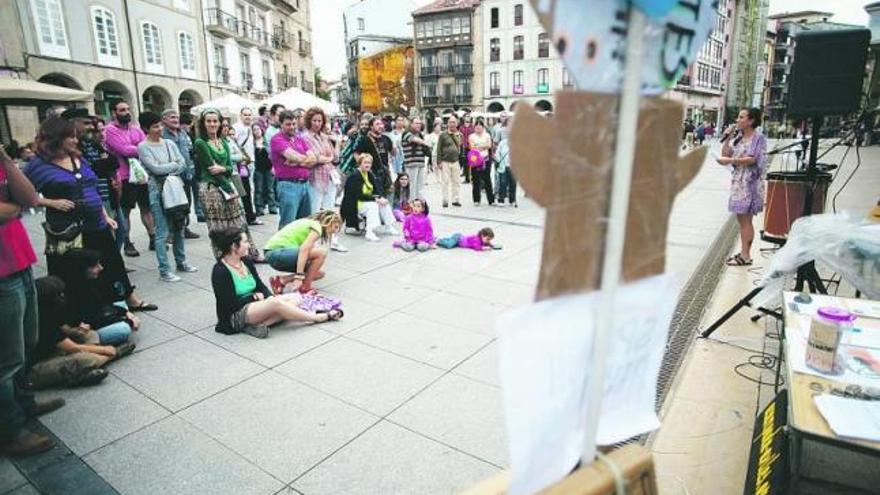 Una portavoz del 15-M informa de las novedades en la asamblea avilesina.