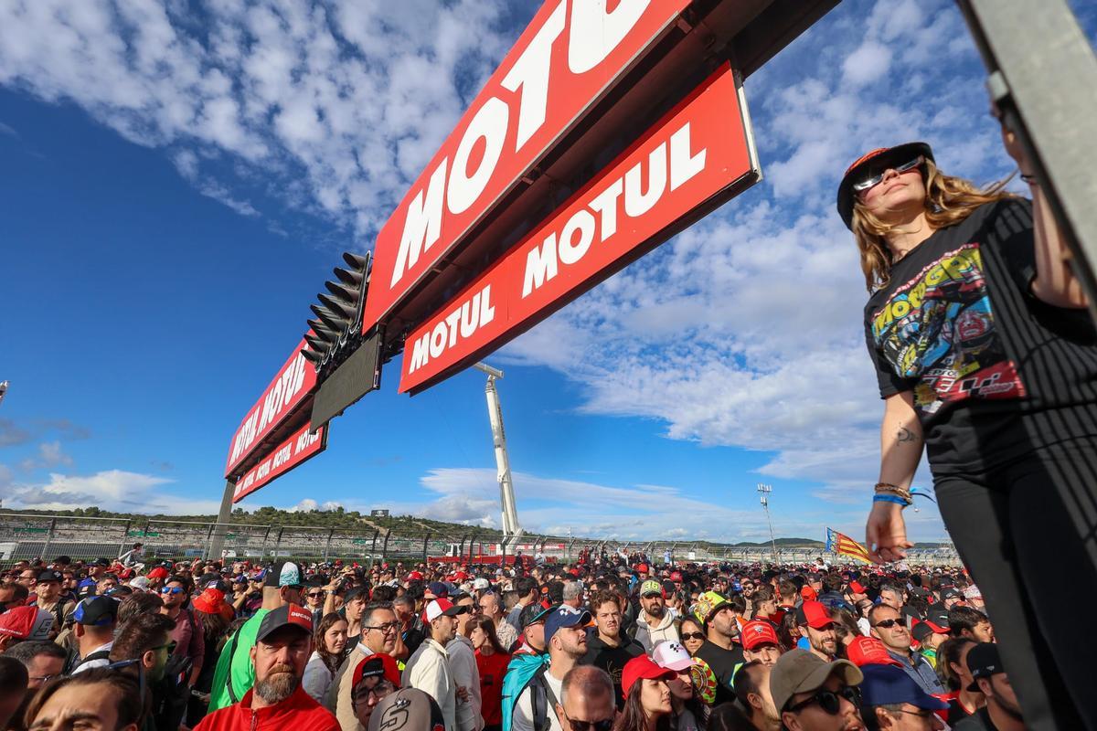 Miles de aficionados invadieron la pista al final para ver el podio de MotoGP