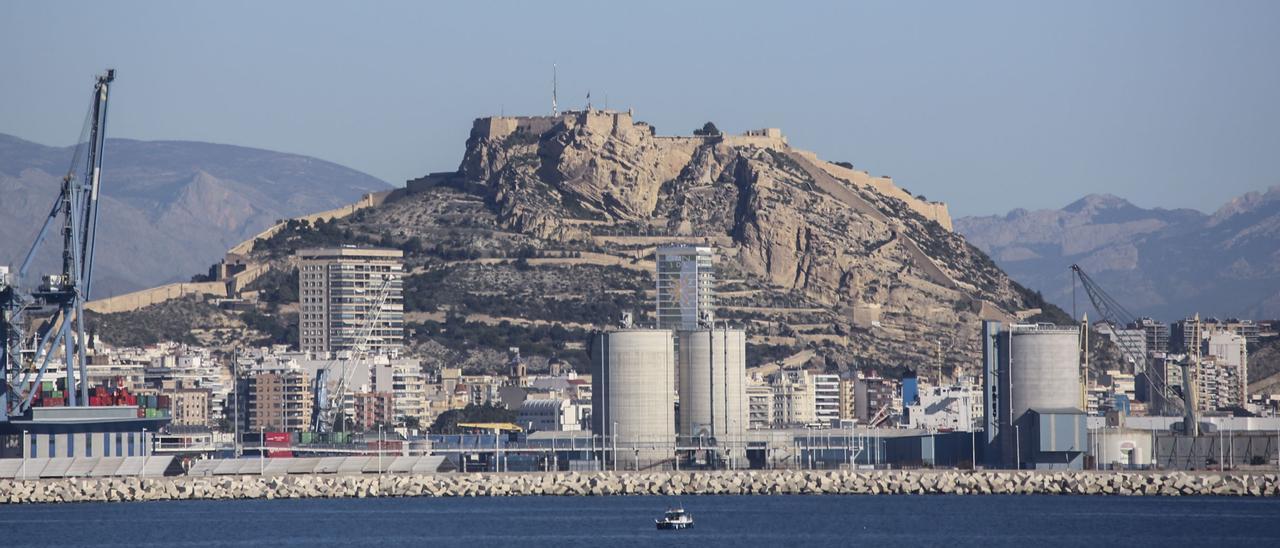 Imagen de depósitos en el Puerto de Alicante