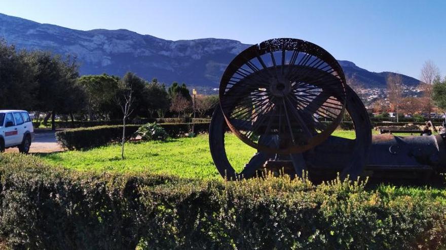 La maquinaria de la antigua caldera de gas reposa en el Bosc de Diana.