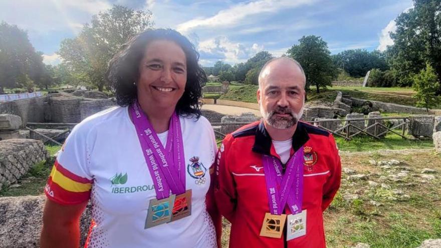 Encarna Garrido y Jairo Valenín Fernández con sus medallas. | JVF