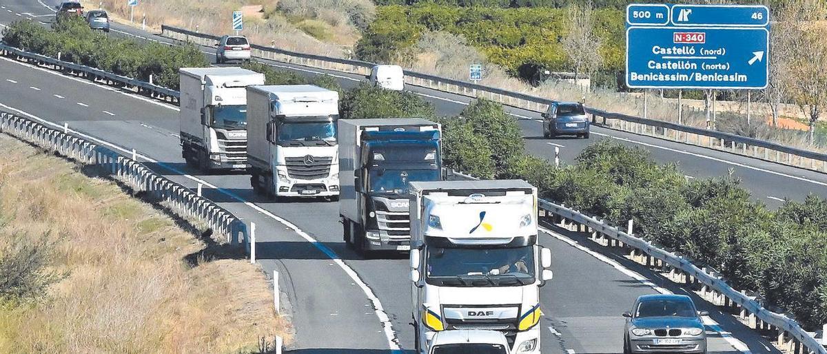 Varios camiones circulan por la autopista AP-7 en el término municipal de Castelló. El sector del transporte cuenta en la provincia con algo más de 2.600 empresas, muchos autónomos.