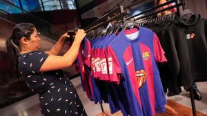 El Barcelona pone a la venta una edición limitada de la camiseta del primer equipo de fútbol con el logotipo de los Rolling Stones