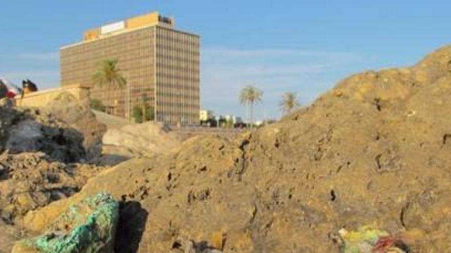 Plastikabfälle am Stadtstrand von Palma de Mallorca