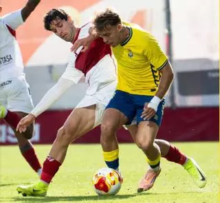 Las Palmas Atlético saca rédito en un partido áspero