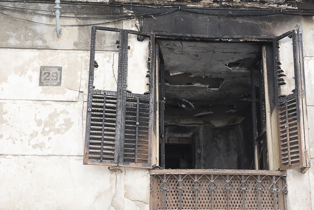 Imágenes del incendio en una vivienda de Alcoy.