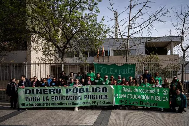Concentración en defensa de la escuela pública en el IES Luis Buñuel de Zaragoza.