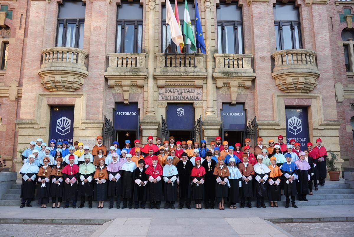 Foto de familia de los autoridades académicas en la Universidad de Córdoba.