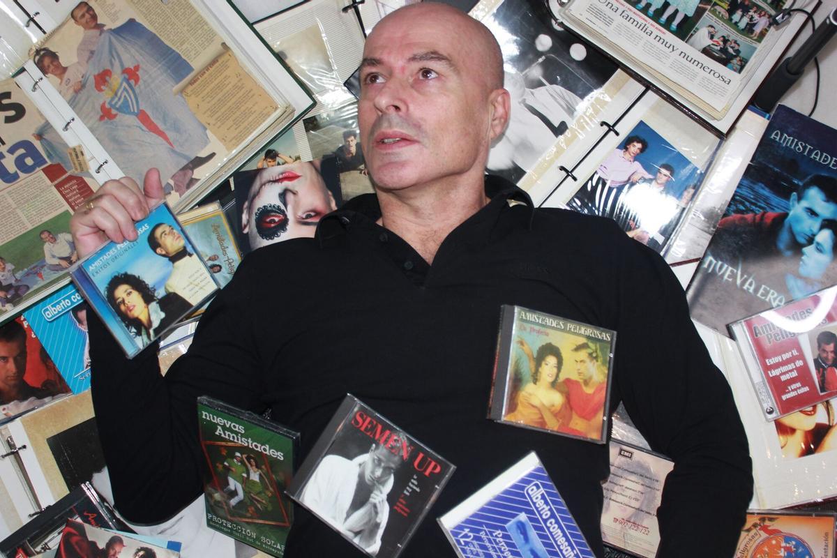 Alberto Comesaña, cantane de Amistades Peligrosas y Semen up, en su casa de Madrid