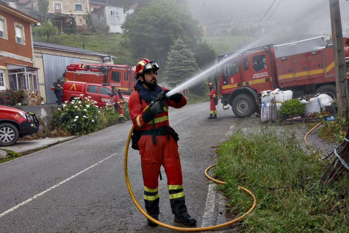 La UME se prepara en Valdés y Tineo para los incendios del verano