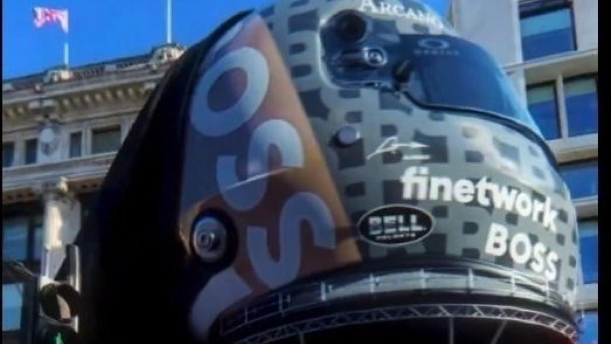 Un detalle del casco de Alonso