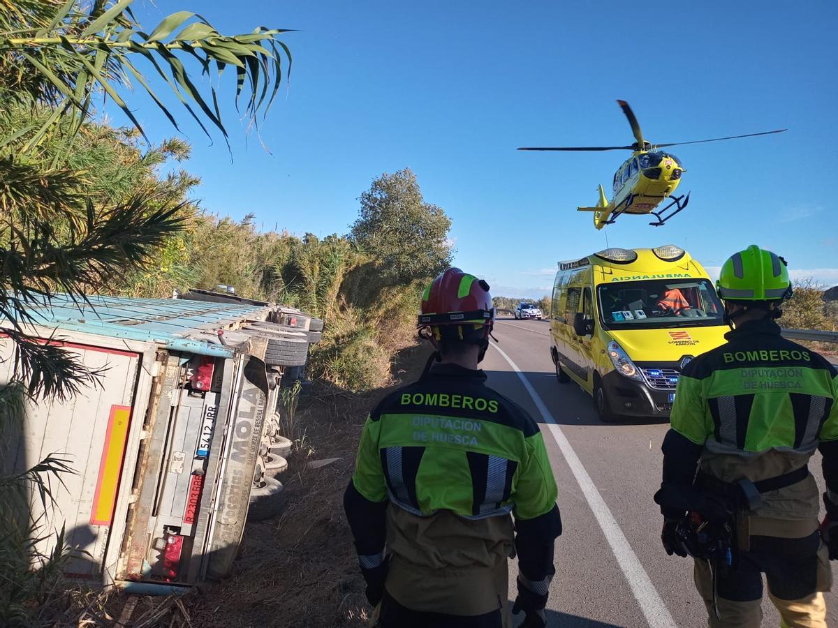El helicóptero del 112 ha trasladado a uno de los chóferes a Zaragoza.