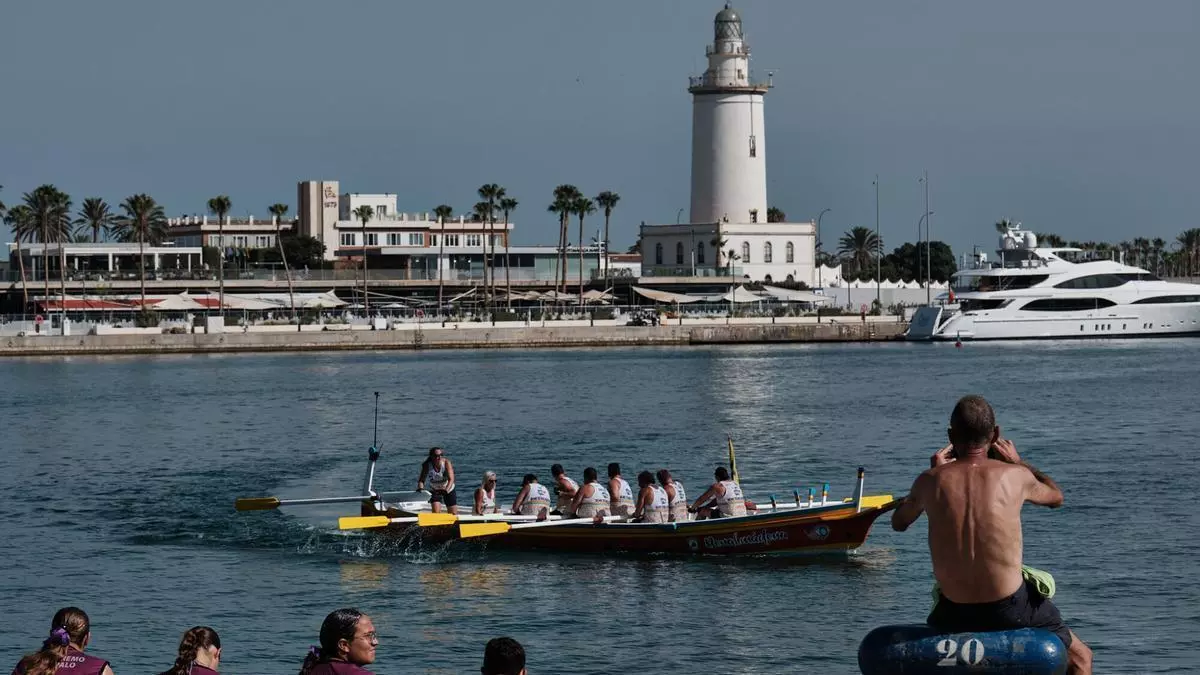 Las jábegas toman el Puerto de Málaga y La Cala del Moral se luce