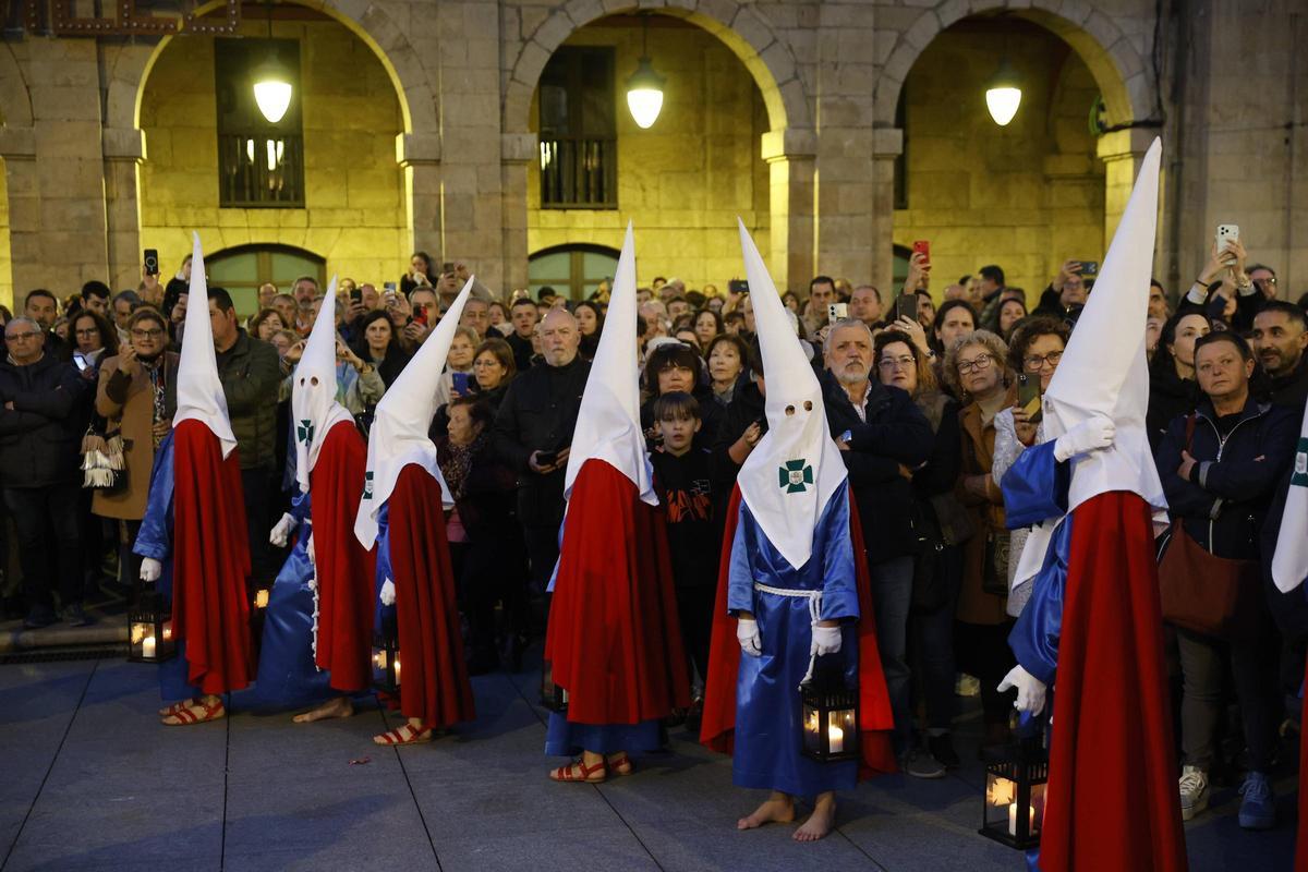 EN IMÁGENES: Avilés, a reventar en la procesión del Silencio