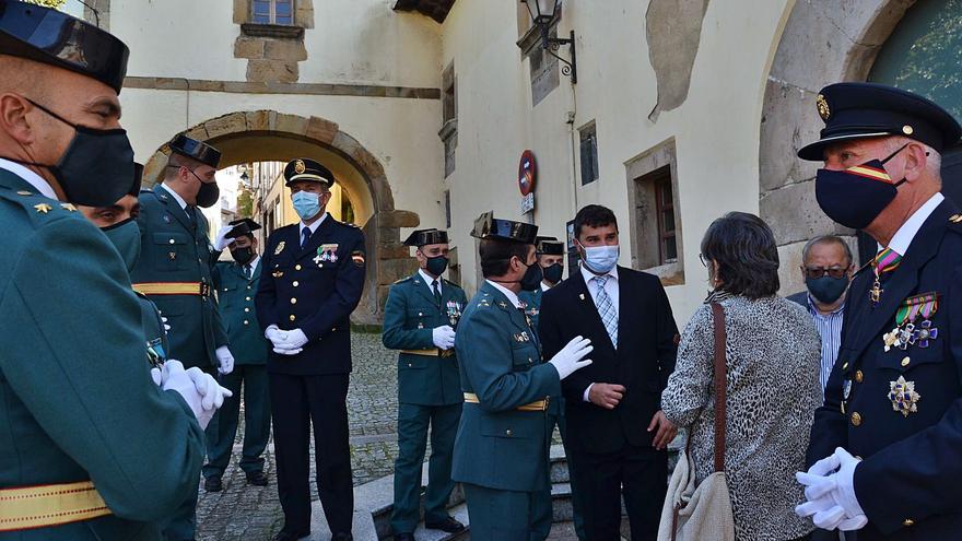 La Guardia Civil de Luarca rinde homenaje al “esfuerzo de todos” durante la pandemia