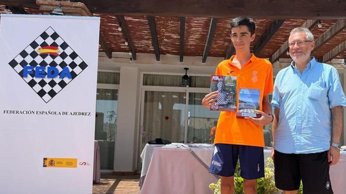 Diego Macias, con el trofeo del campeonato de España