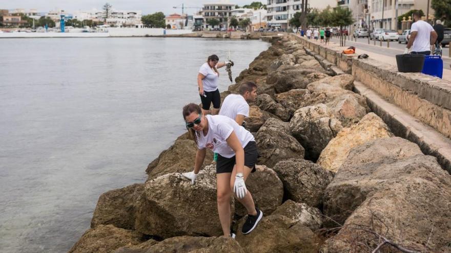 Recogen más de 250 kilos de basura de las playas de Ciutat Jardí y Cala Gamba en un día