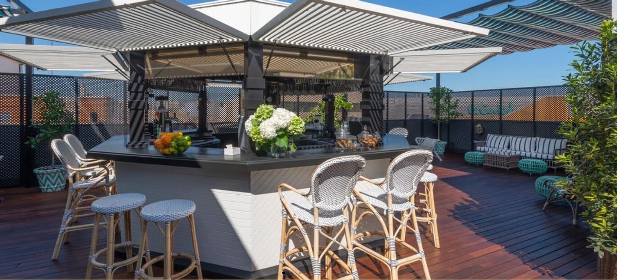 La terraza cuenta con un amplio espacio donde ponerse cómodo sin renunciar a las vistas de la ciudad.
