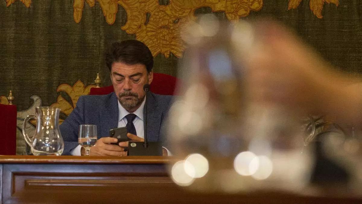 El alcalde de Alicante, Luis Barcala, durante un pleno municipal.