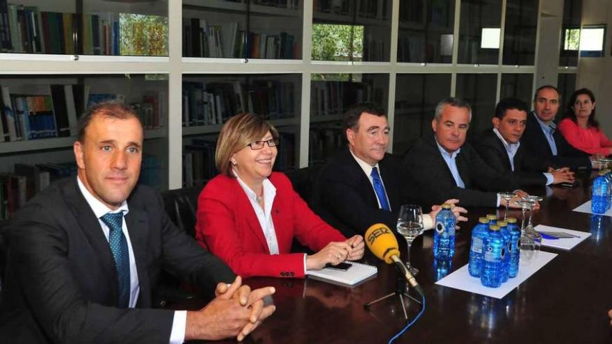 Francisco Alcalde, Rosa Quintana y Juan Maneiro, en una reunión entre el pleno del Consello Regulador y la Consellería do Mar. // Iñaki Abella