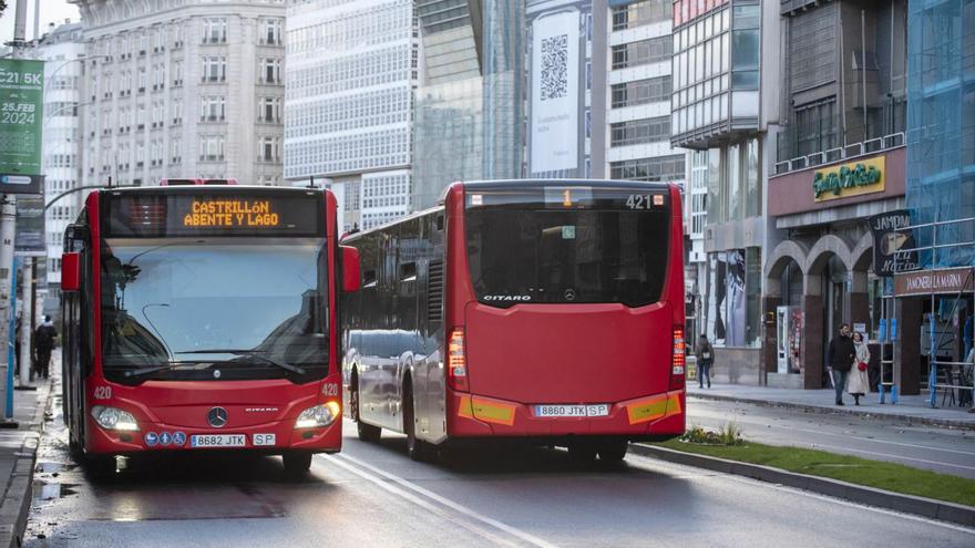 Dos autobuses urbanos, en la avenida de la Marina. |   // CASTELEIRO/ROLLER AGENCIA