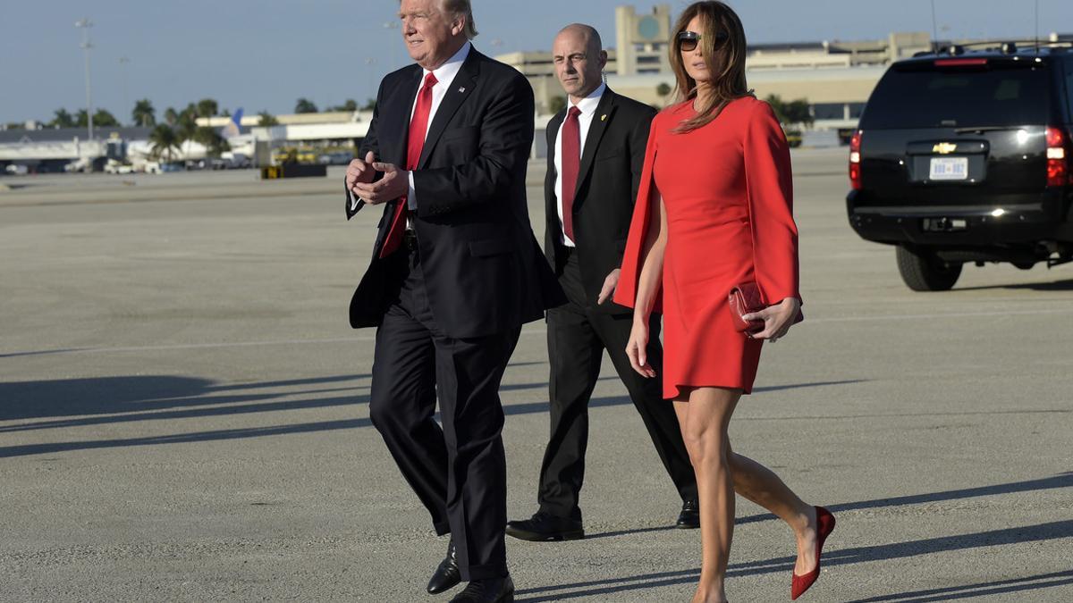 Donald Trump y su esposa, Melania Trump, a su llegada al aeropuerto de Palm Beach