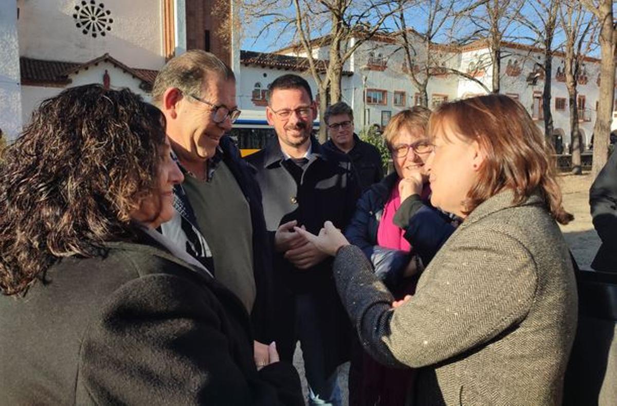 La consellera i els alcaldes conversant abans de l'acte, a la plaça de l'Assumpció de Sant Narcís.
