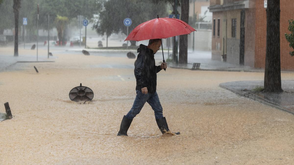 Un hombre camina durante la DANA de noviembre en Málaga.