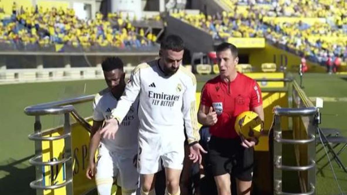 Soto Grado charlando con los jugadores del Madrid