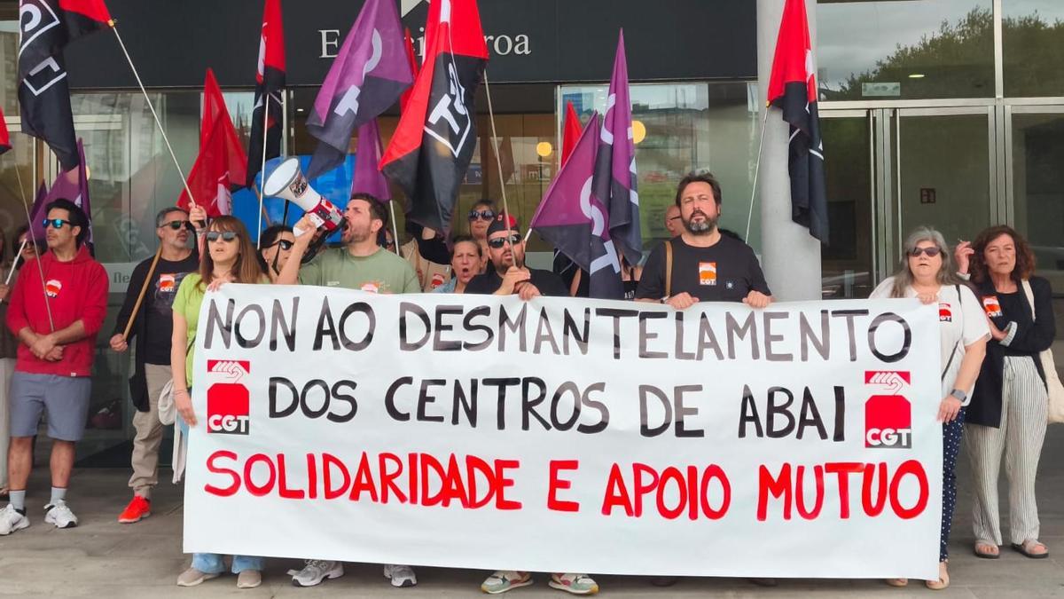 Concentración delante del edificio Proa en Matogrande.