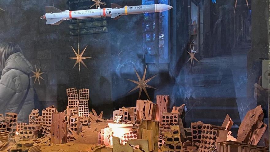 Un dels aparadors premiats l'any passat amb la guerra com a motiu