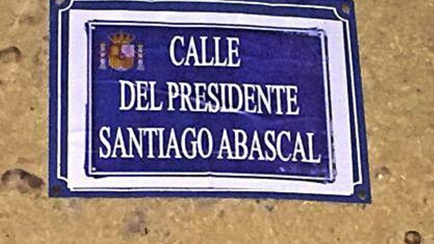 Placa dedicada al &quot;presidente Santiago Abascal&quot; en Quintanilla.
