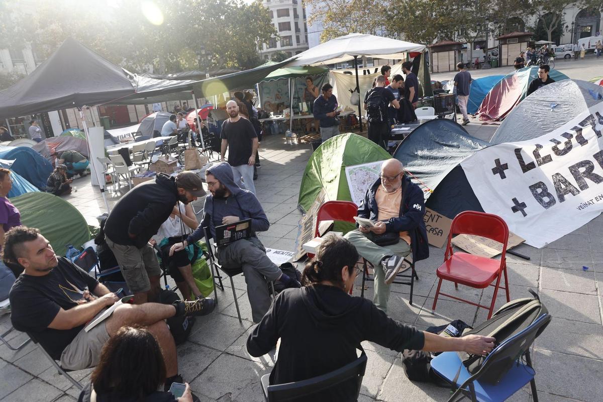 Acampada por la Vivienda en la plaza del Ayuntamiento de València.