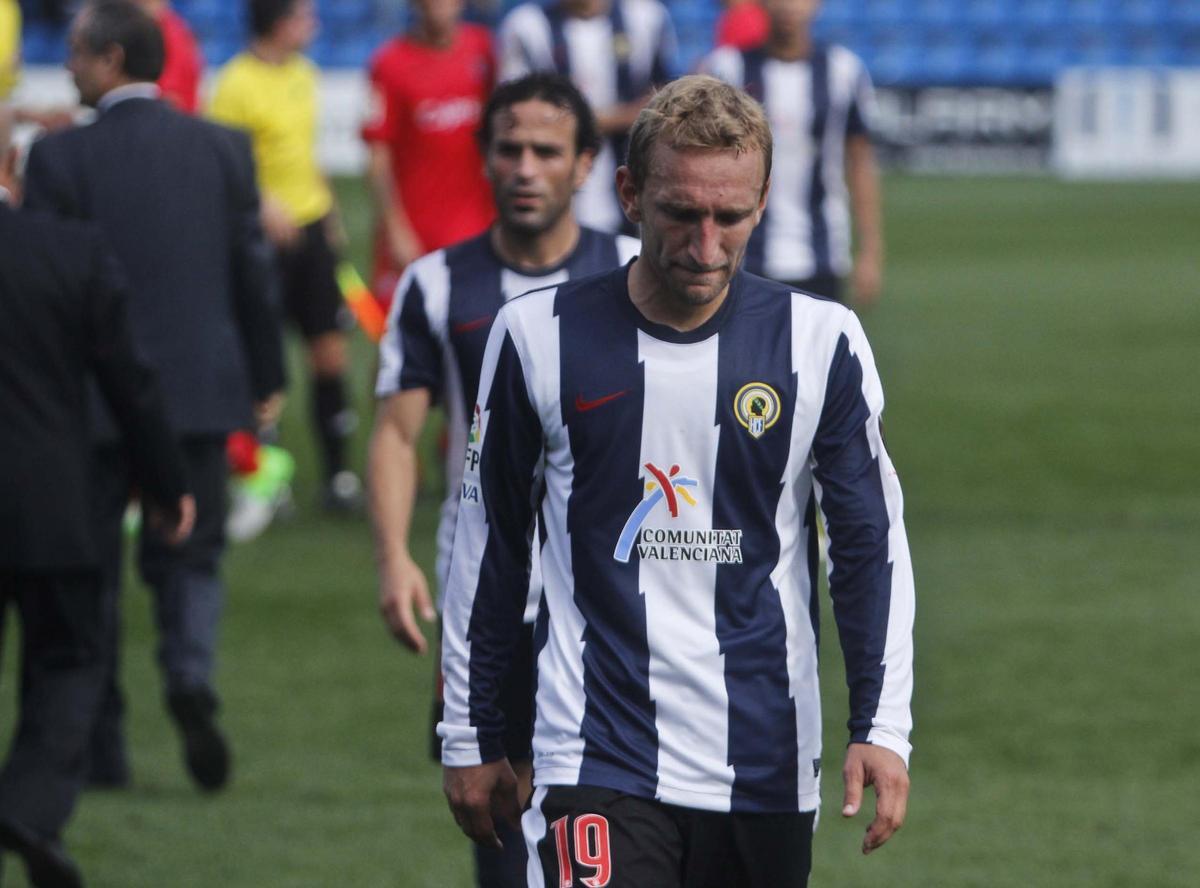 Diego Rivas, delante; y Paco Peña, detrás, después de encajar el 1-5 frente al Xerez en 2012.